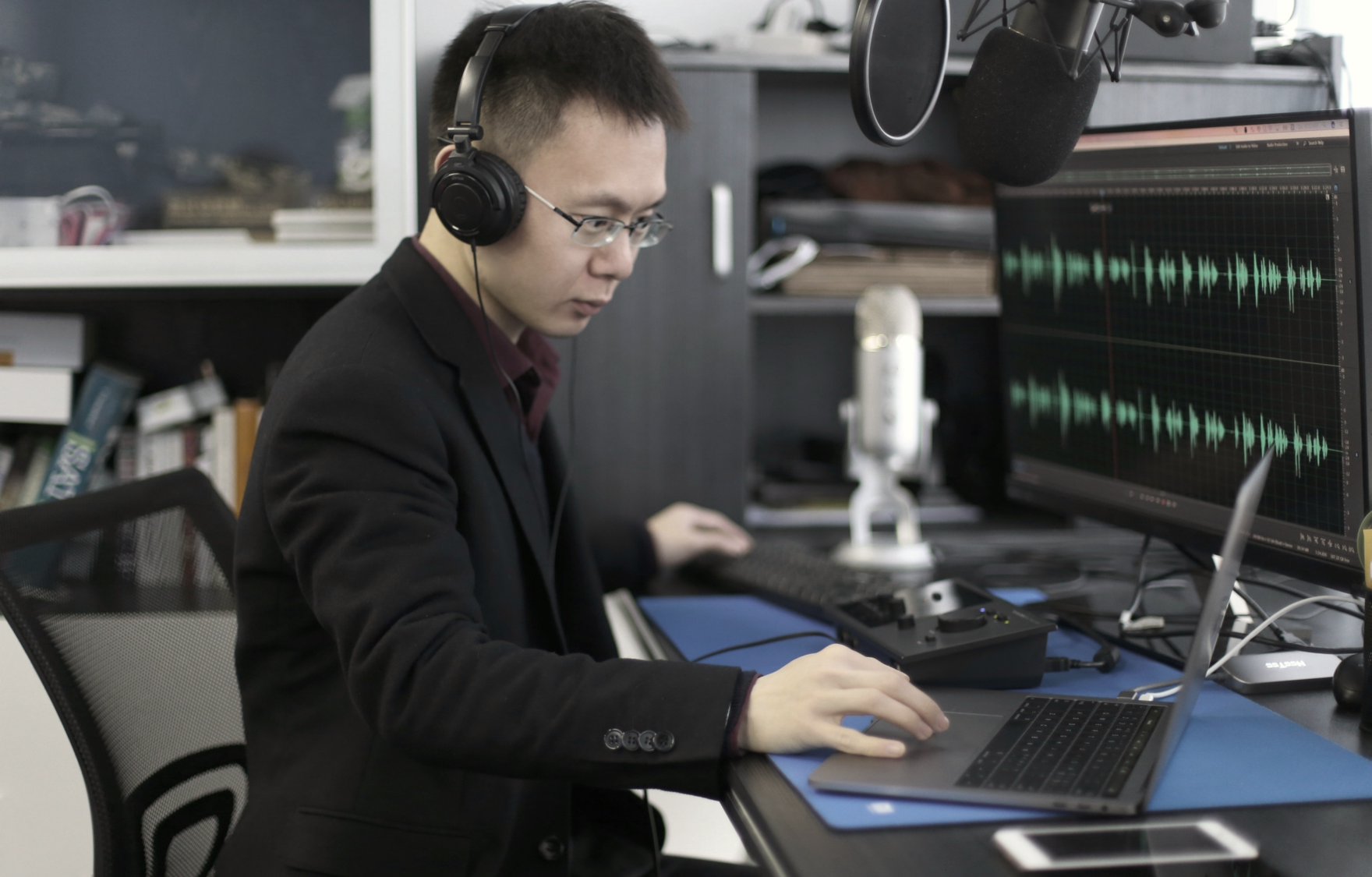 1529650401.png 贾晨飞形象照.png