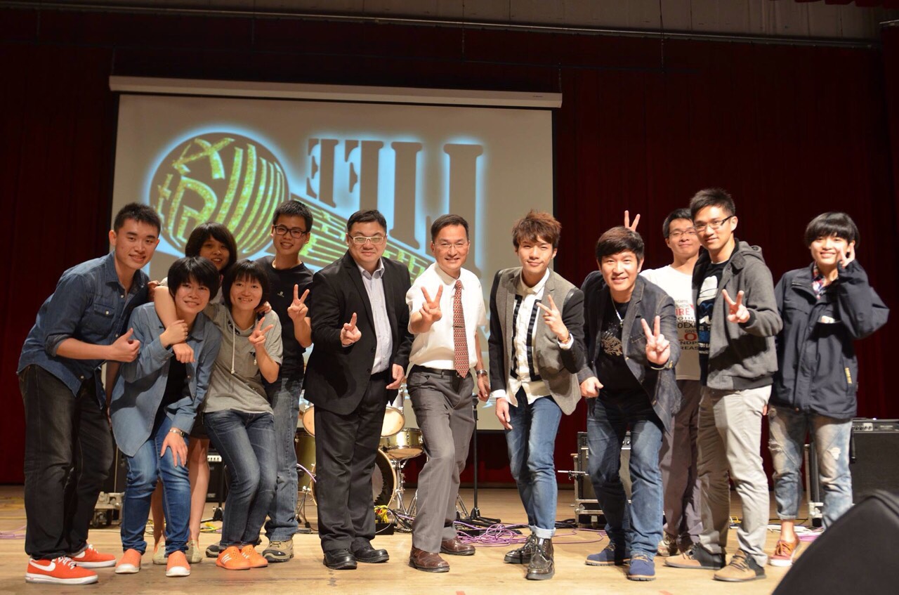 1530240050.jpg 安达担任台湾警察大学流行音乐比赛评审留影.jpg