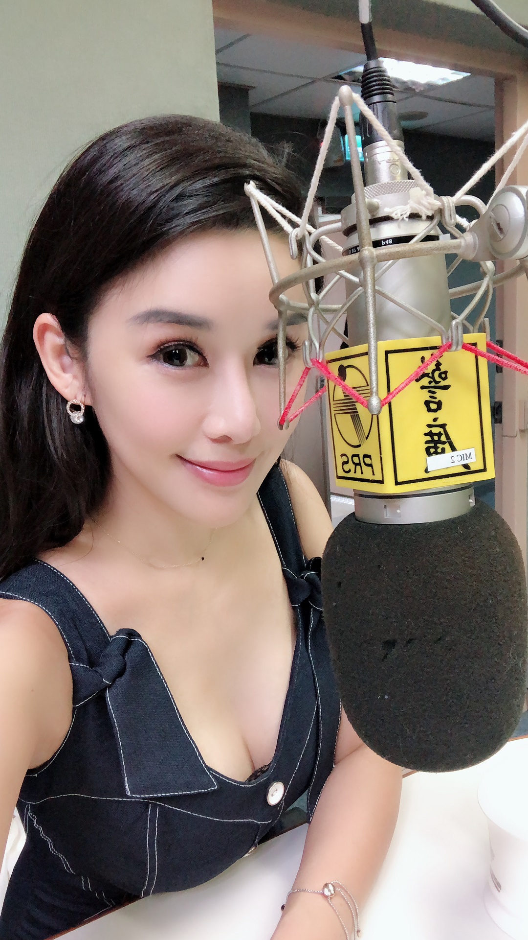1558080921.jpg 工作照.jpg