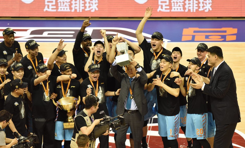 1567758828.jpg 与新疆队一同获得CBA2016-2017 总冠军.jpg